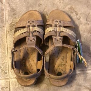 Earth Origins brand new sandals size 6.5
